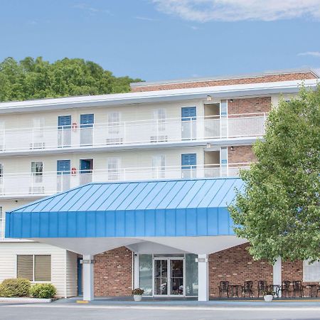 Howard Johnson By Wyndham Staunton Esterno foto