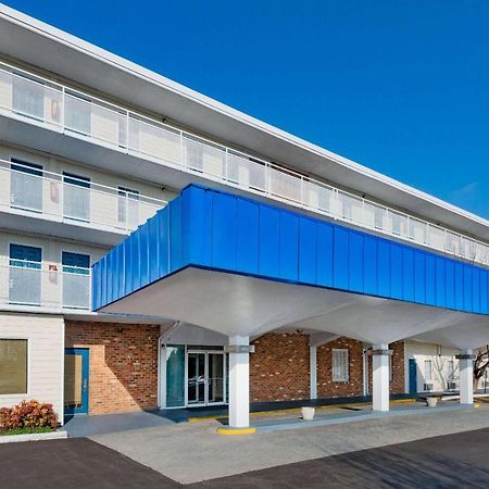 Howard Johnson By Wyndham Staunton Esterno foto