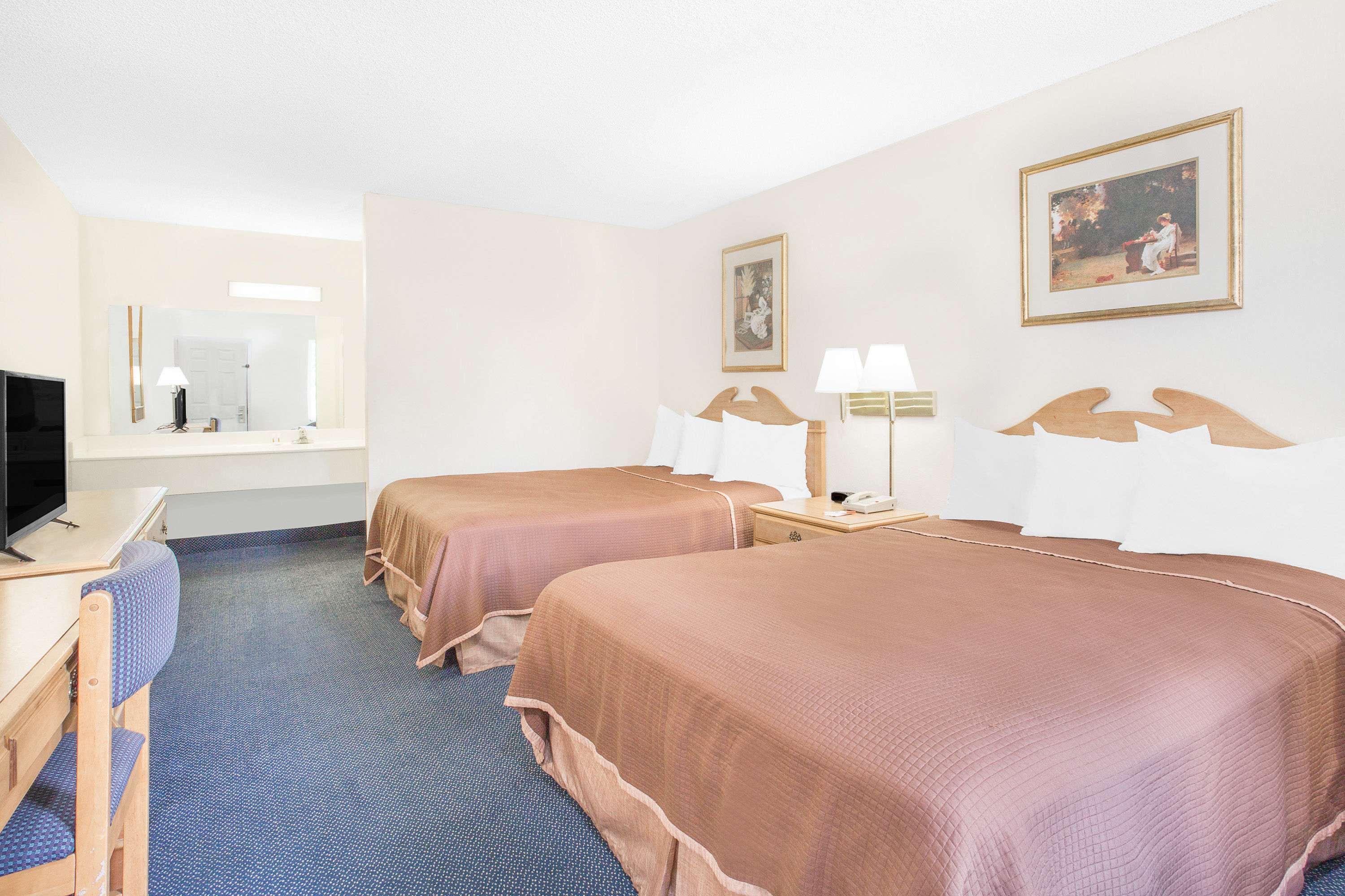 Howard Johnson By Wyndham Staunton Esterno foto