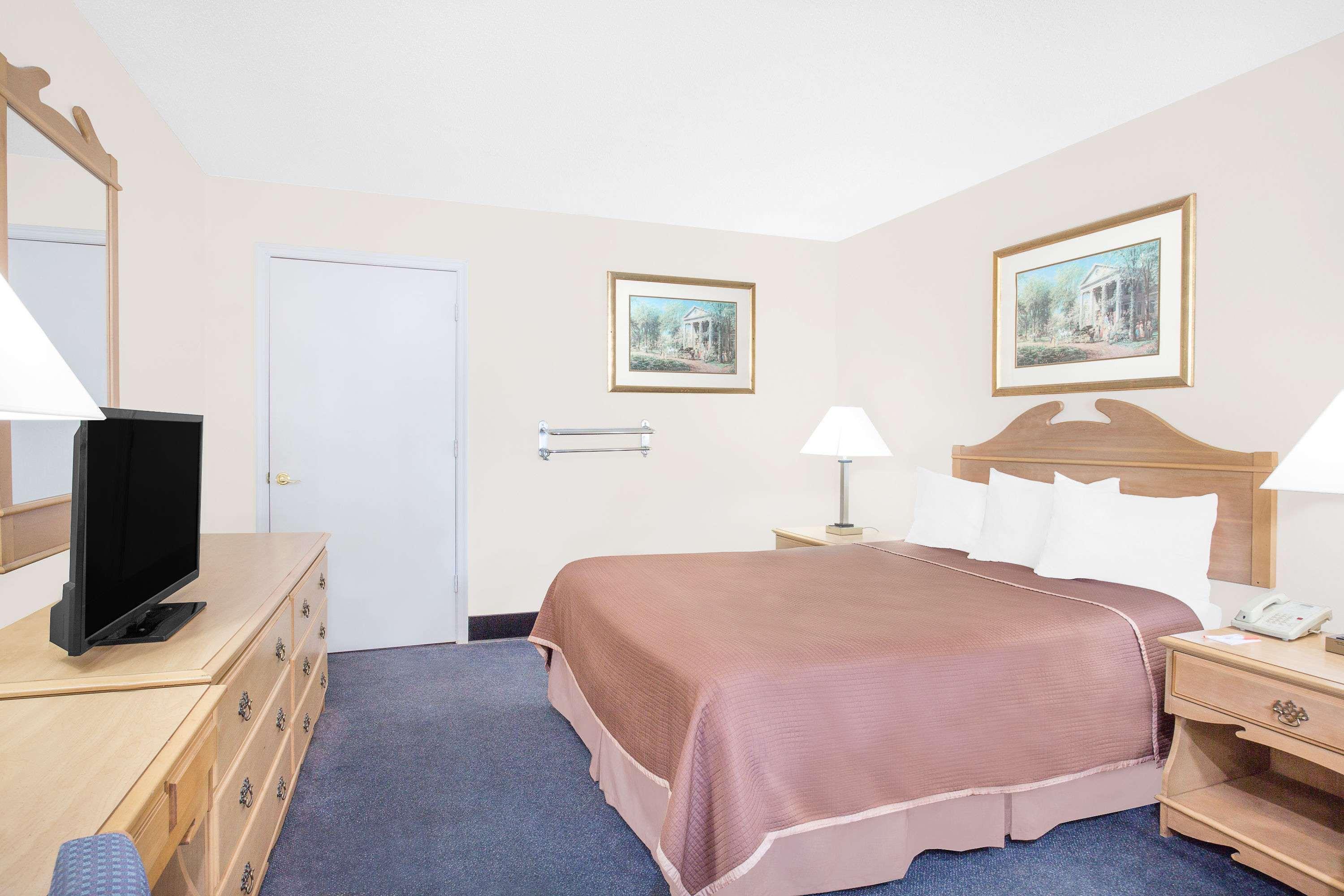 Howard Johnson By Wyndham Staunton Esterno foto