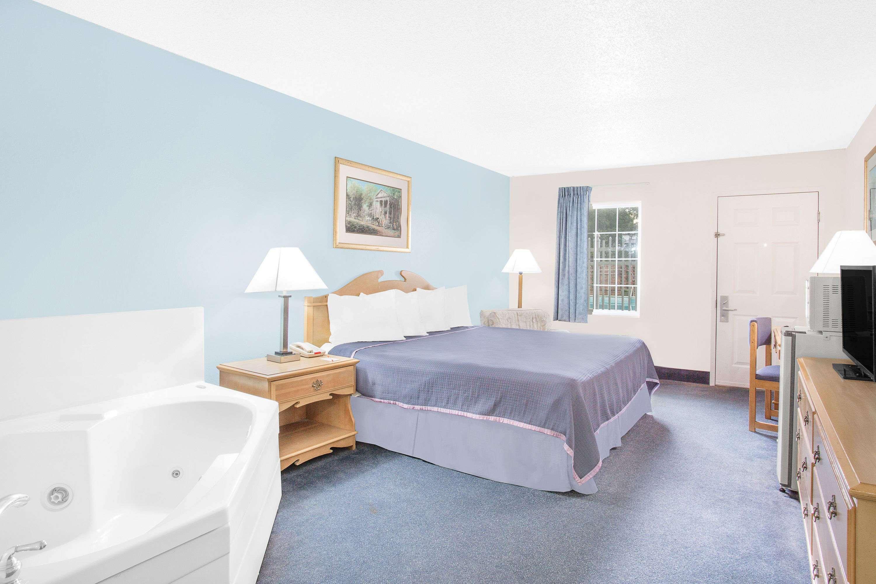 Howard Johnson By Wyndham Staunton Esterno foto