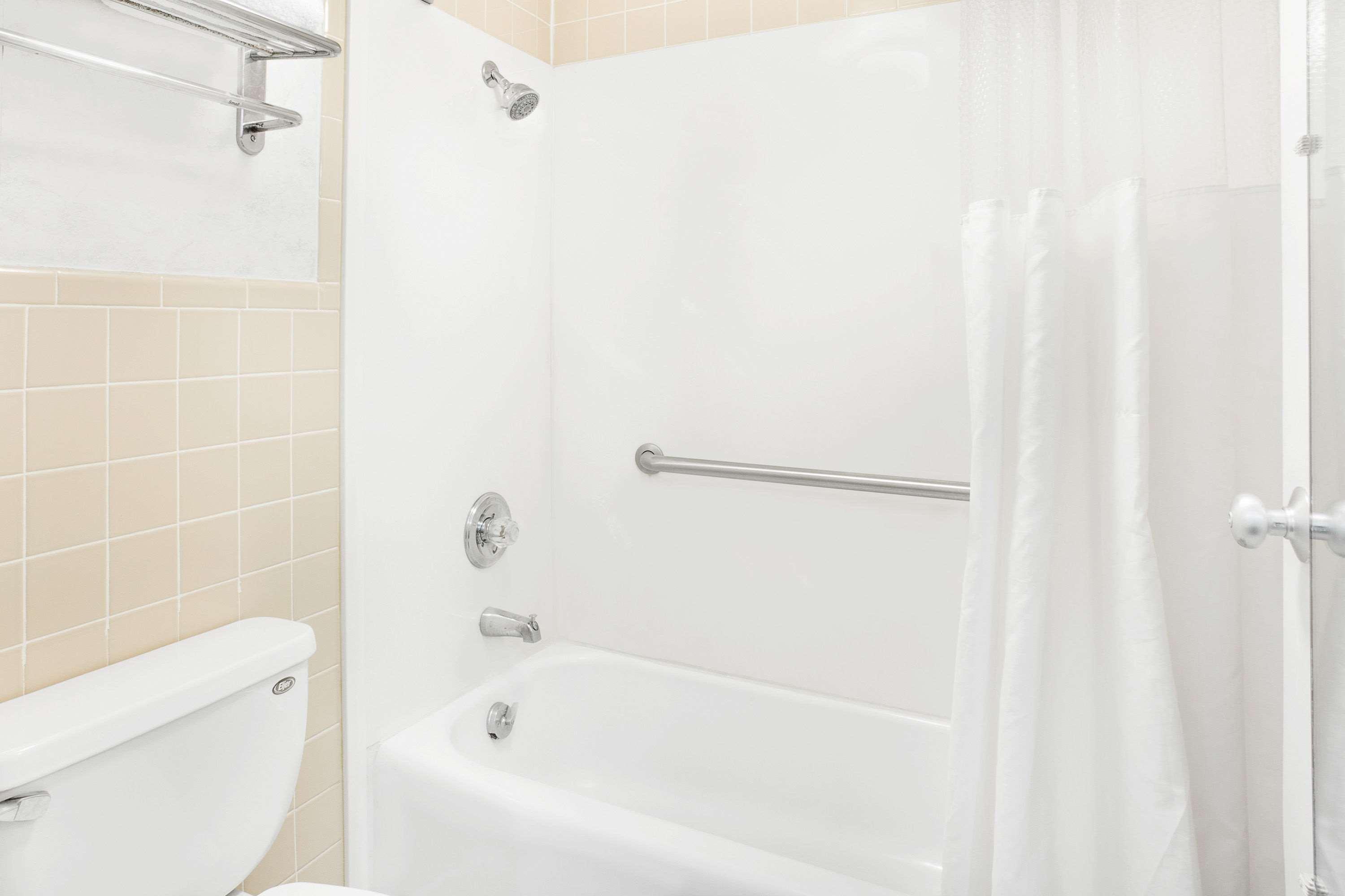 Howard Johnson By Wyndham Staunton Esterno foto