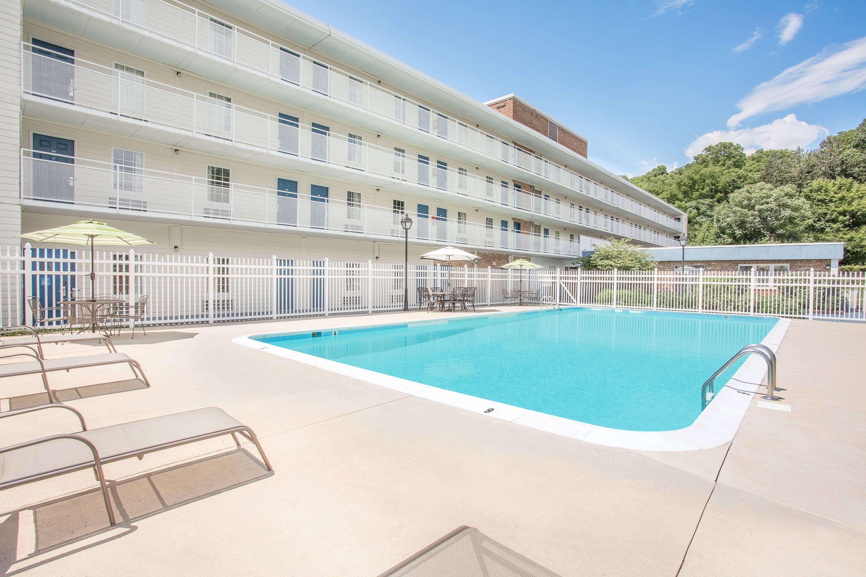Howard Johnson By Wyndham Staunton Esterno foto