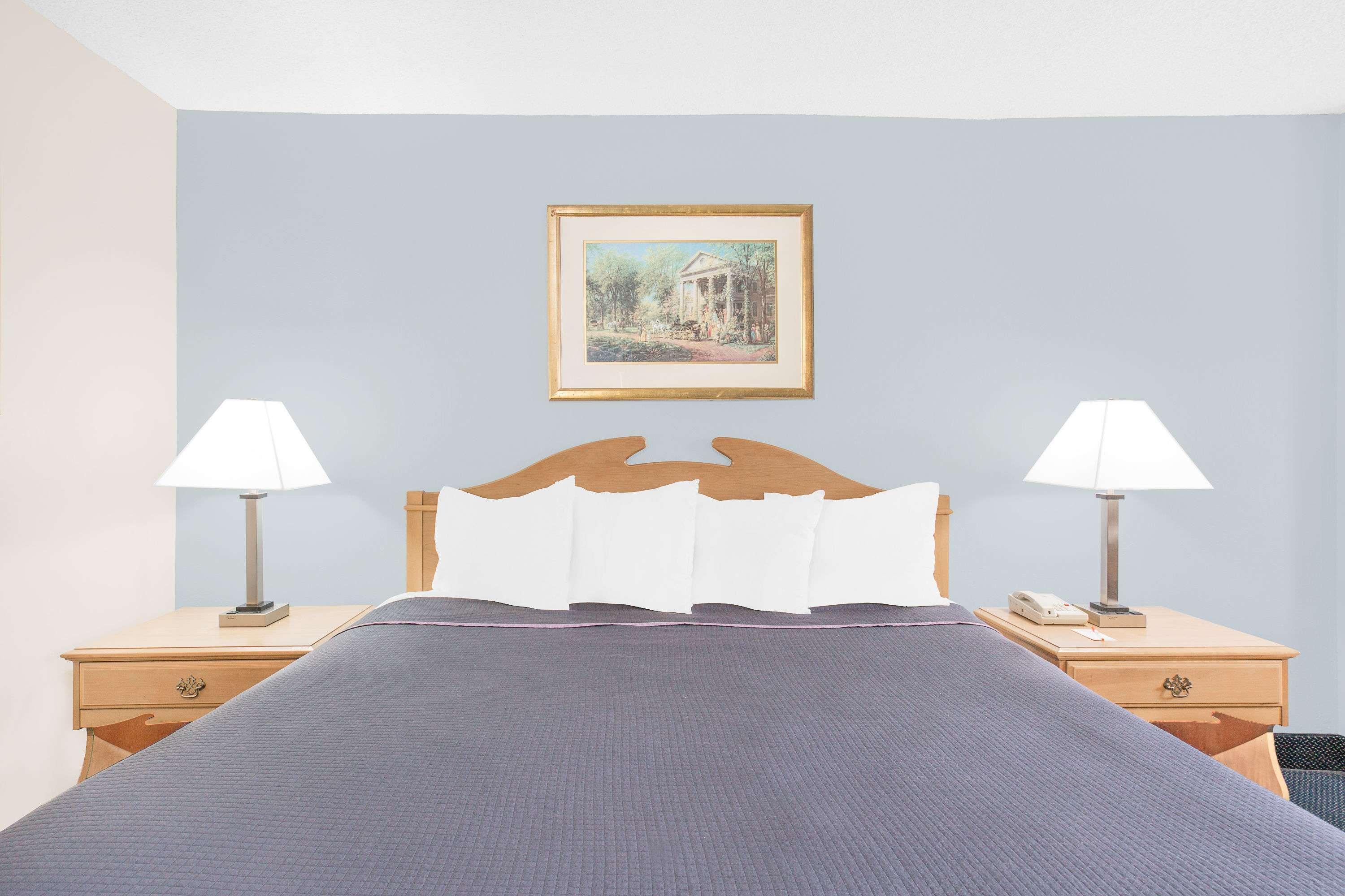 Howard Johnson By Wyndham Staunton Esterno foto