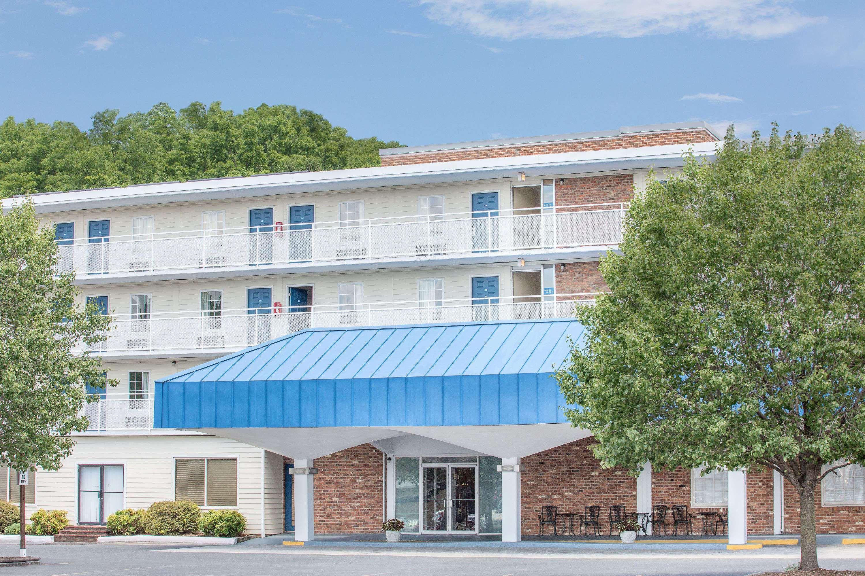 Howard Johnson By Wyndham Staunton Esterno foto