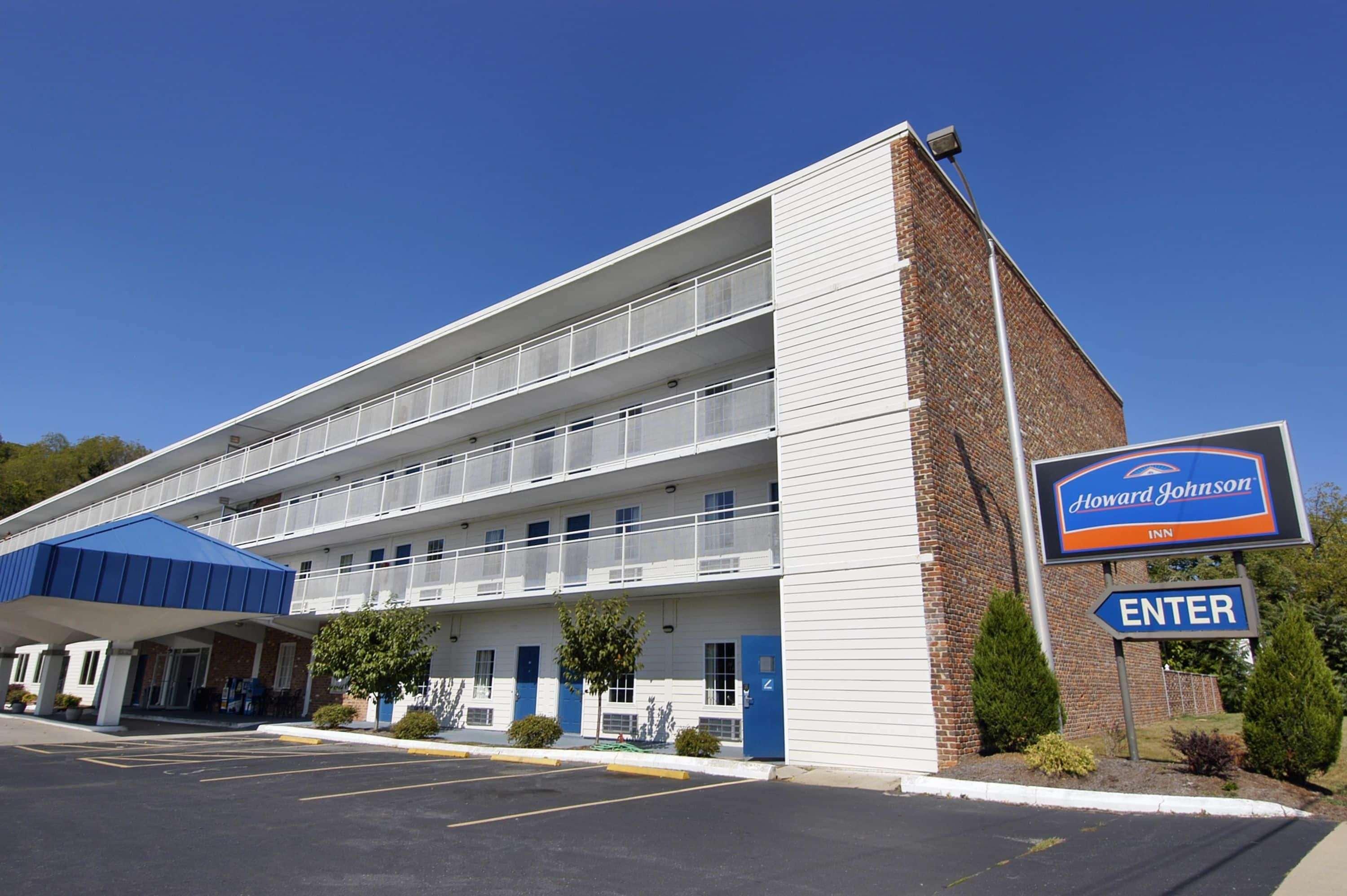 Howard Johnson By Wyndham Staunton Esterno foto