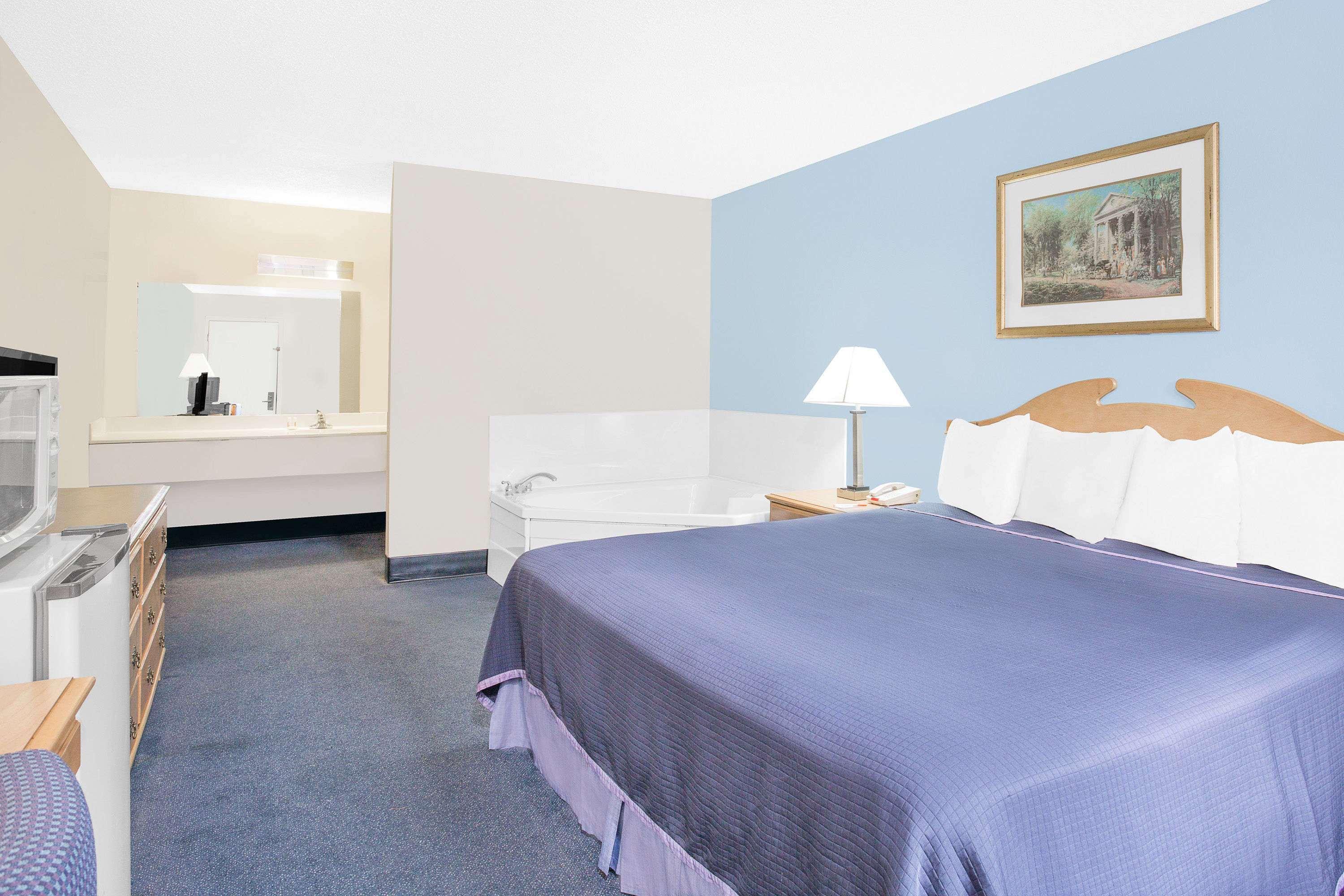 Howard Johnson By Wyndham Staunton Esterno foto