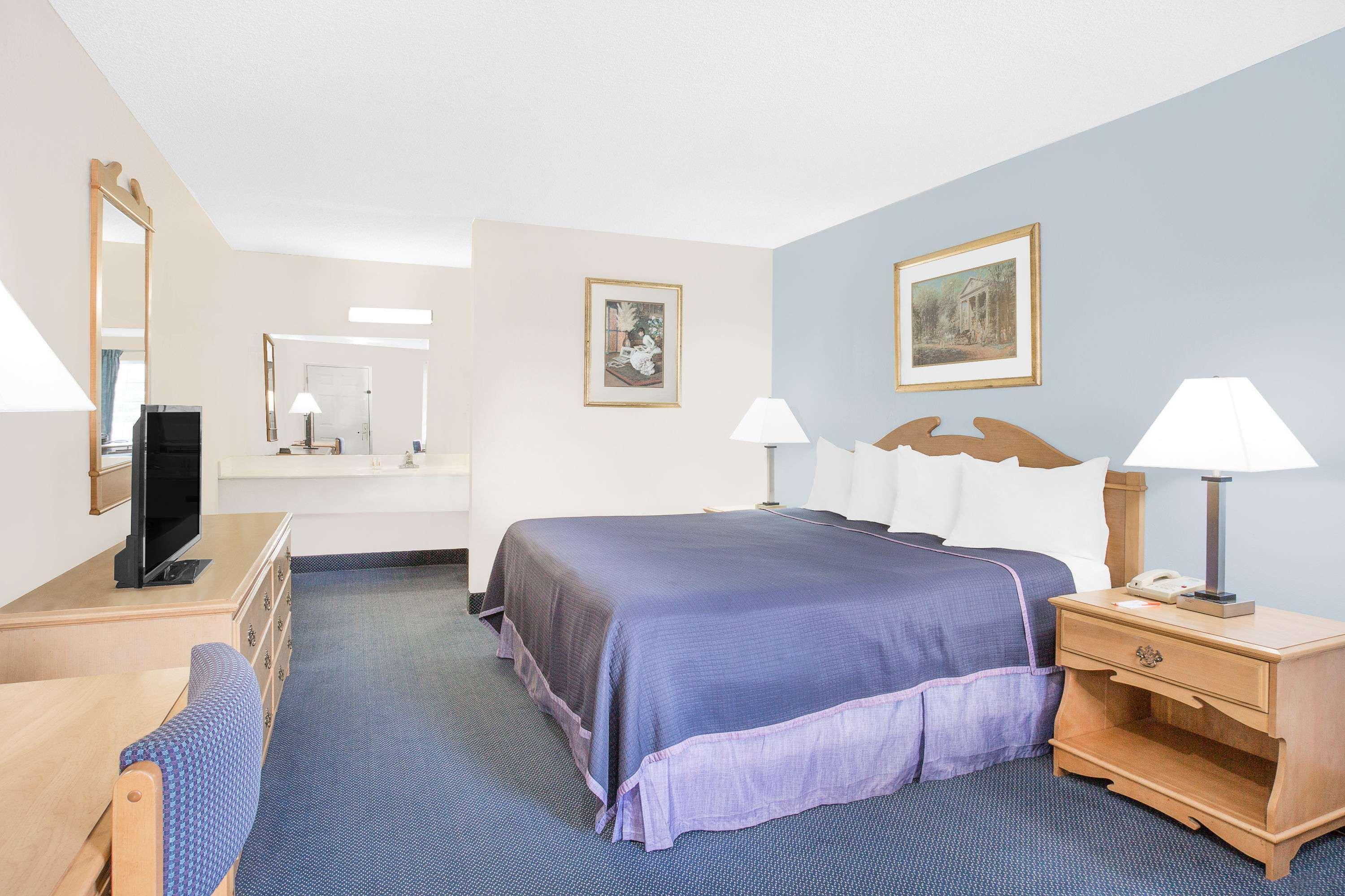 Howard Johnson By Wyndham Staunton Esterno foto