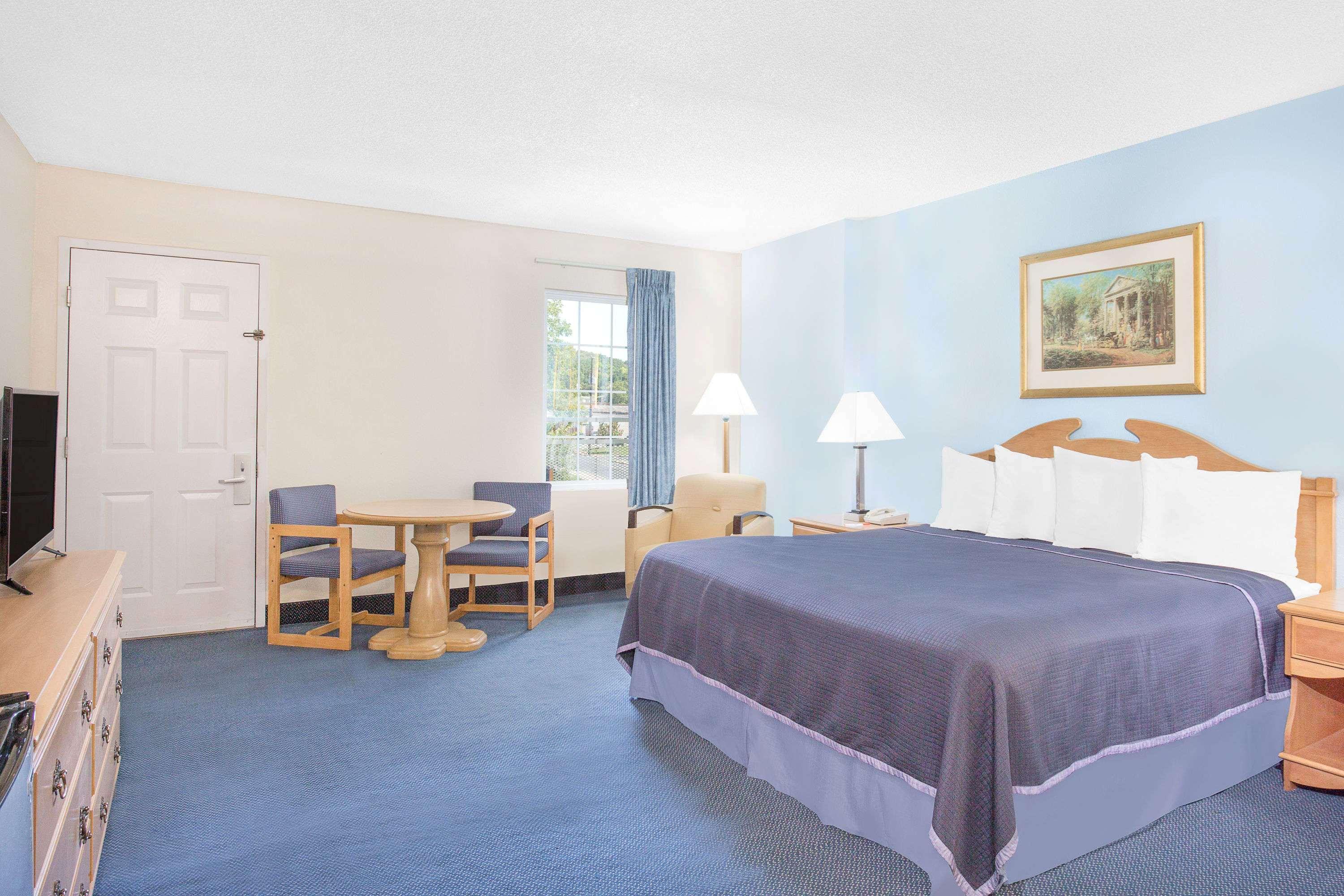 Howard Johnson By Wyndham Staunton Esterno foto