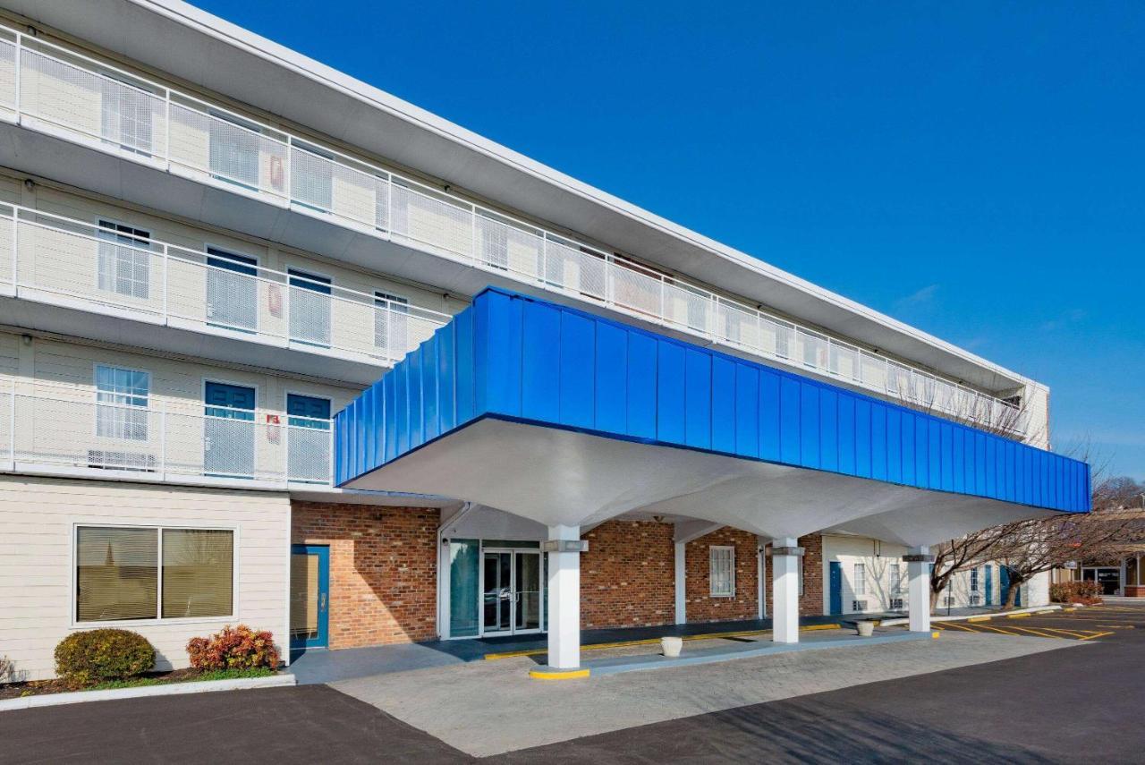 Howard Johnson By Wyndham Staunton Esterno foto