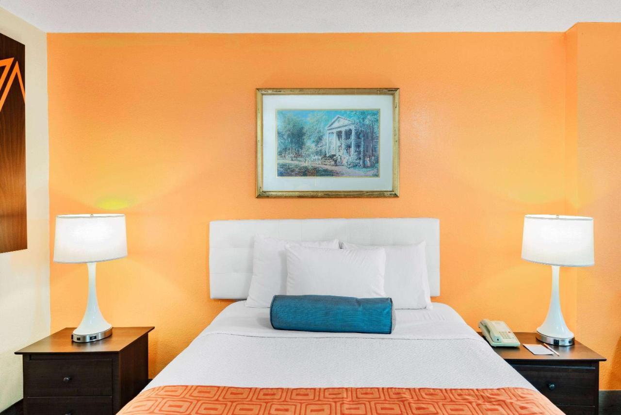 Howard Johnson By Wyndham Staunton Esterno foto