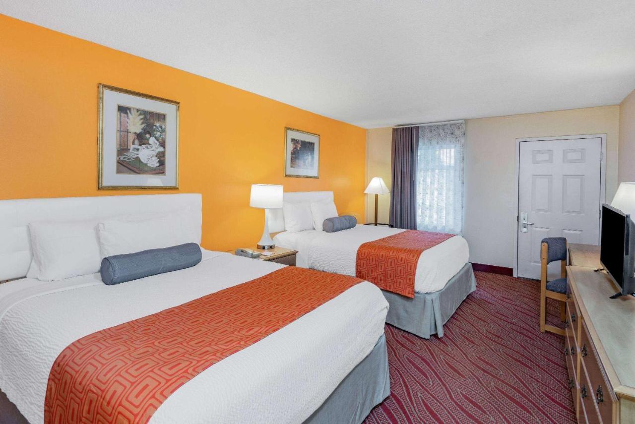 Howard Johnson By Wyndham Staunton Esterno foto