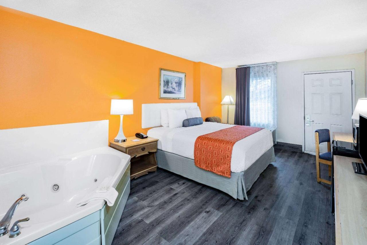 Howard Johnson By Wyndham Staunton Esterno foto