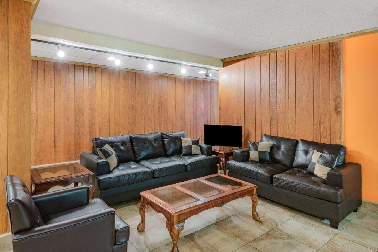 Howard Johnson By Wyndham Staunton Esterno foto