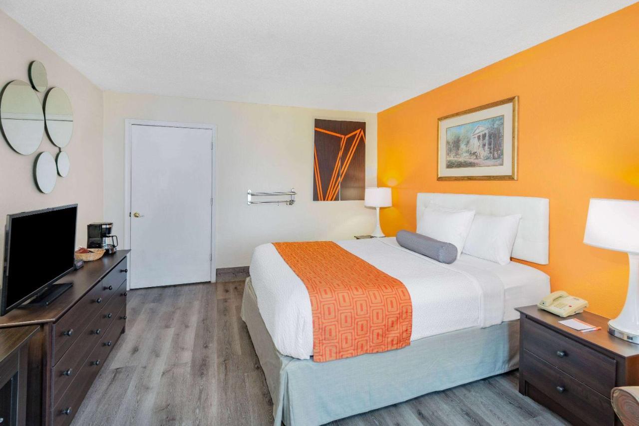 Howard Johnson By Wyndham Staunton Esterno foto