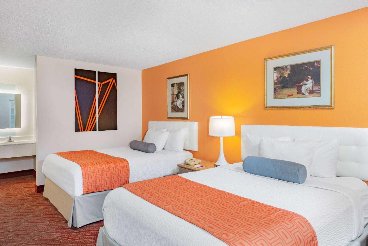 Howard Johnson By Wyndham Staunton Esterno foto