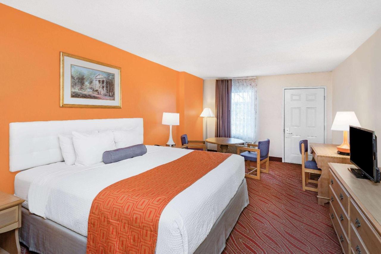 Howard Johnson By Wyndham Staunton Esterno foto
