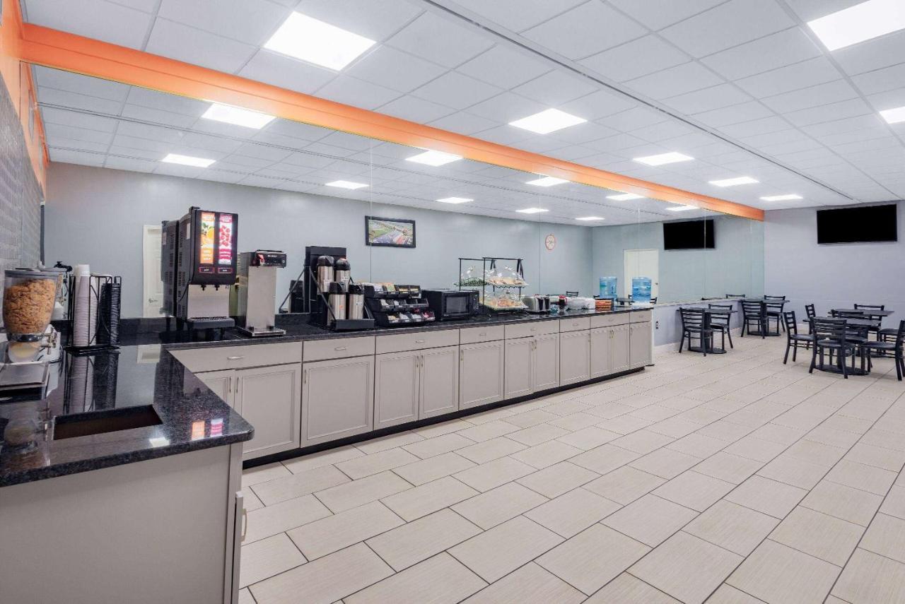 Howard Johnson By Wyndham Staunton Esterno foto