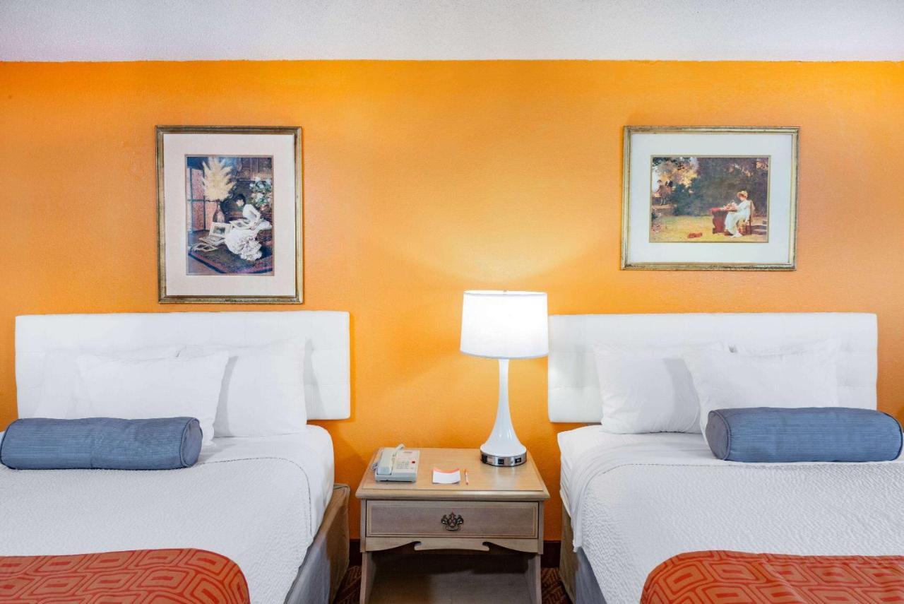 Howard Johnson By Wyndham Staunton Esterno foto