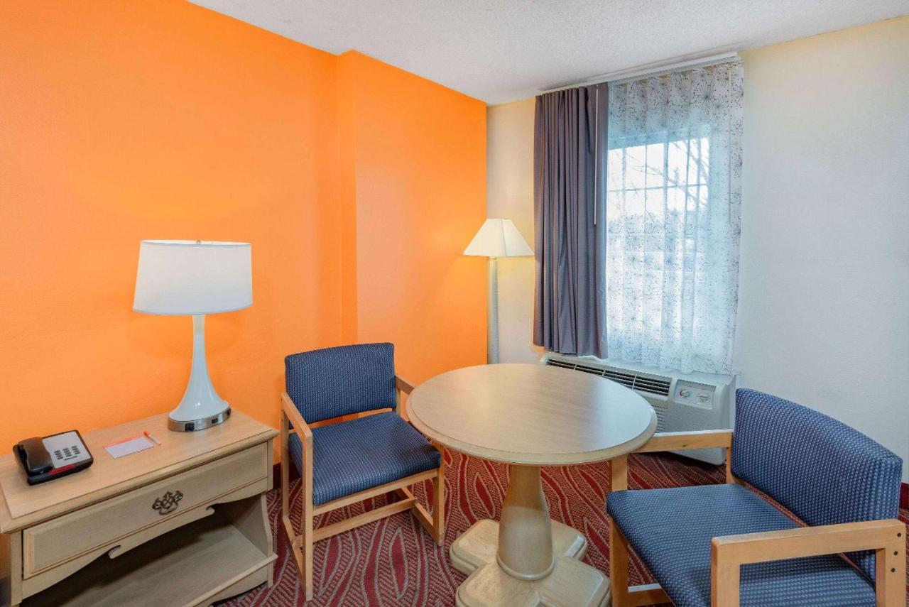 Howard Johnson By Wyndham Staunton Esterno foto