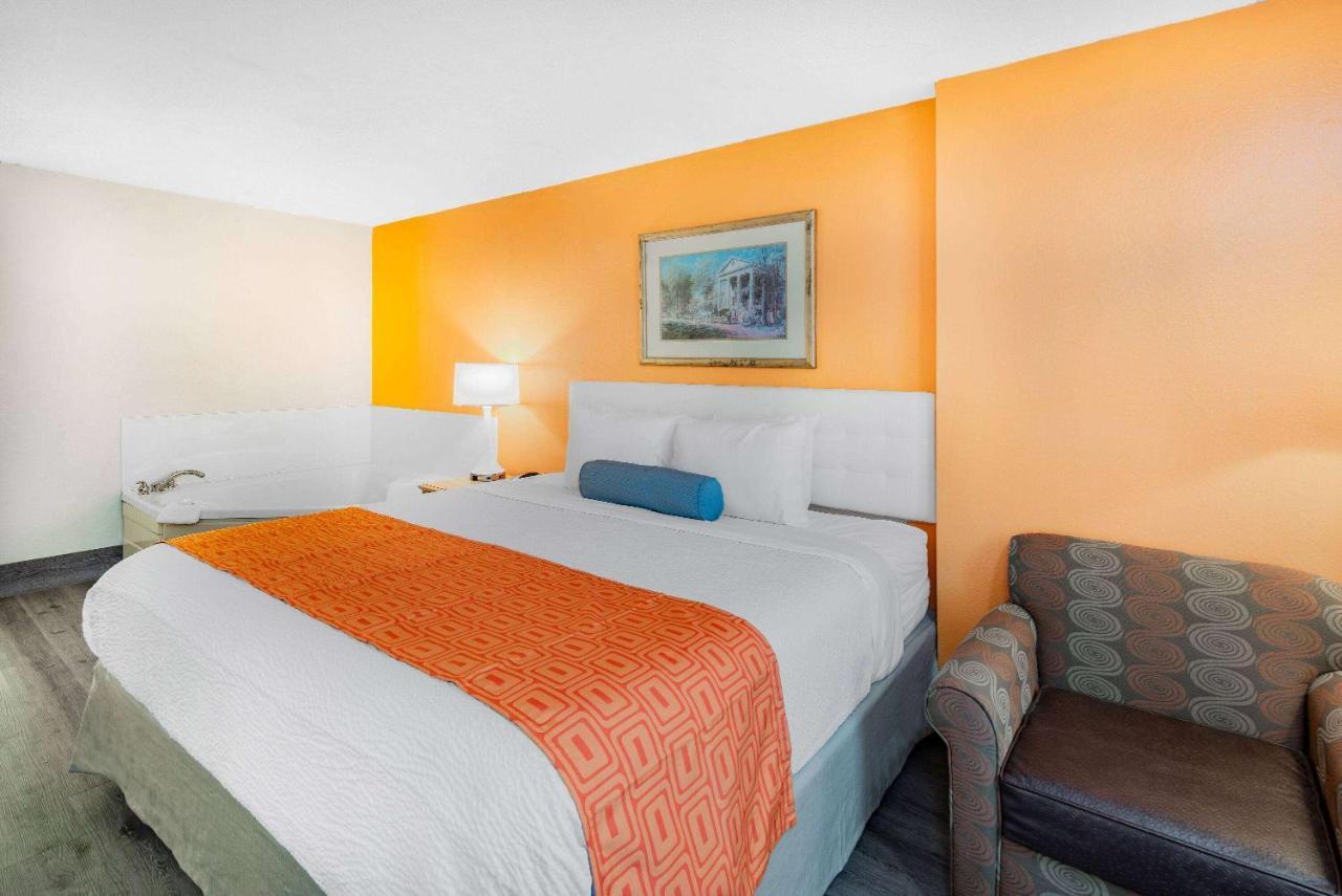 Howard Johnson By Wyndham Staunton Esterno foto