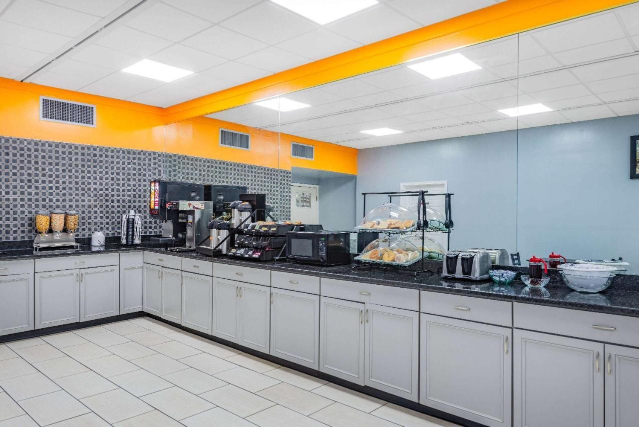 Howard Johnson By Wyndham Staunton Esterno foto