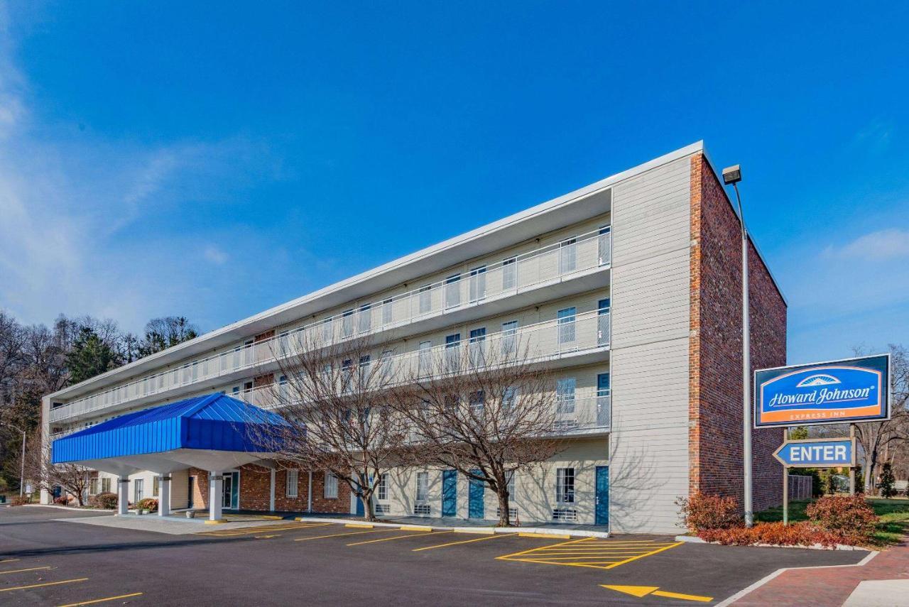 Howard Johnson By Wyndham Staunton Esterno foto