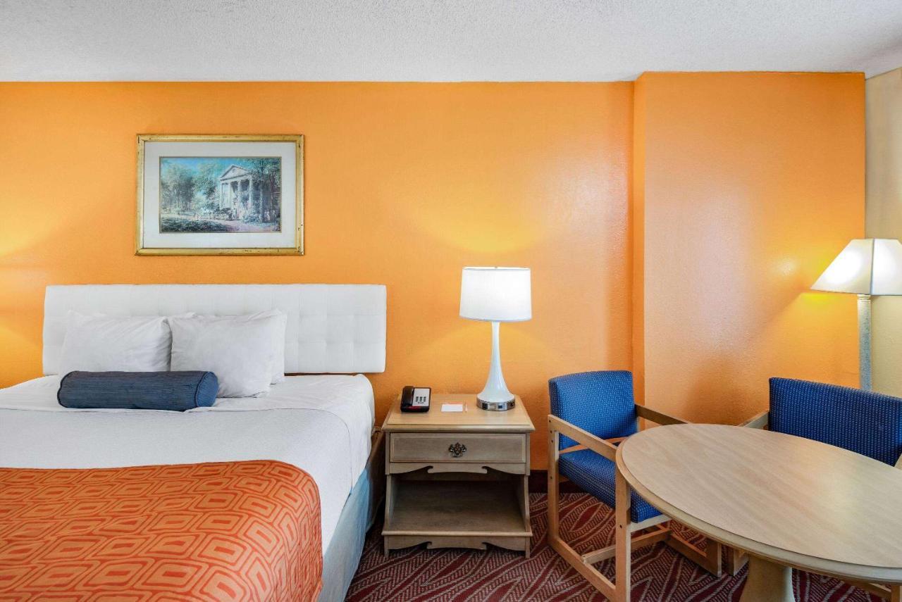 Howard Johnson By Wyndham Staunton Esterno foto