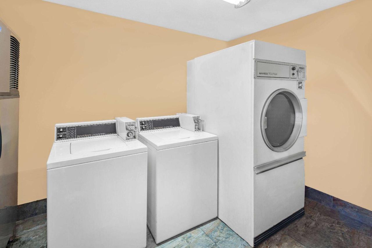 Howard Johnson By Wyndham Staunton Esterno foto