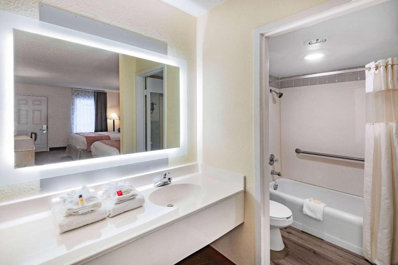 Howard Johnson By Wyndham Staunton Esterno foto